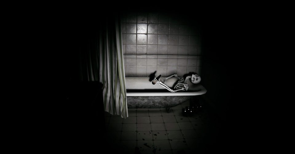 I woke up in a fat guy’s house.：He’s in his thirties.，Likes beer and games./I woke up in the house of a fat man: he’s over 30 years old and loves beer and games